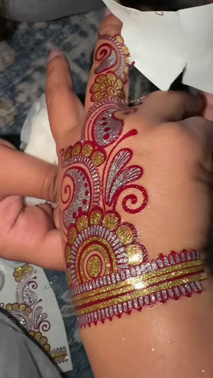 TikTok creator @raywahtee97 applying the JG031 temporary tattoo on a hand